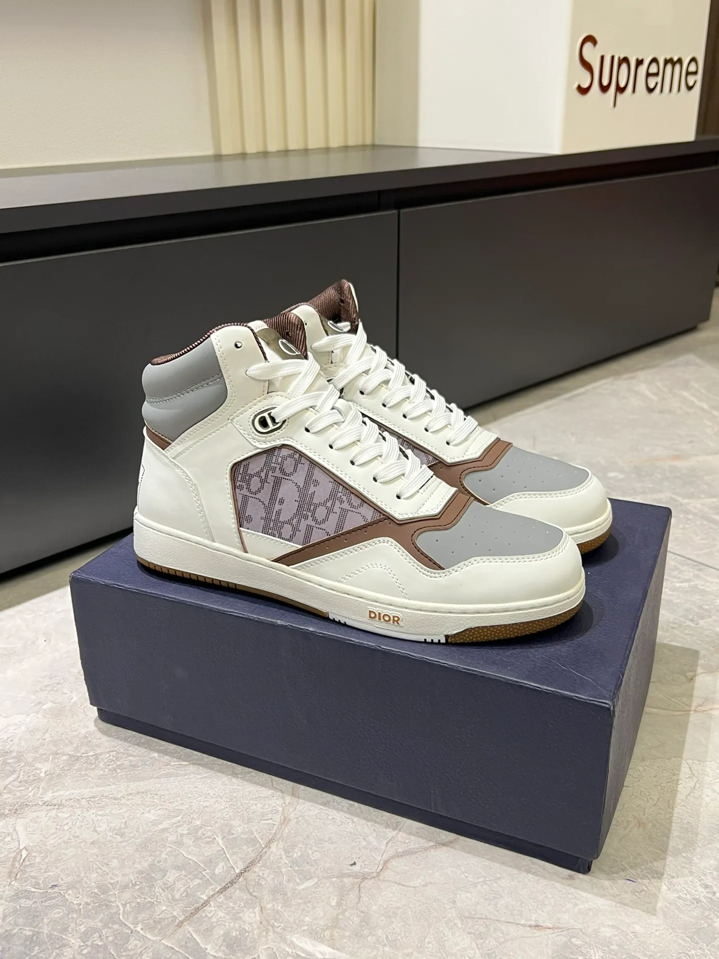 Men's shoes 💰p460 "Dio*" mid-top B27 casual sneakers. This B27 high-top sneaker is a new product in the series and continues Di*r's classic style. Crafted from gray and white smooth calf leather with beige and black Oblique print panels on the sides. The "CD Icon" shaped shoelace eyelets are clever and delicate, and the two-color rubber sole, rear collar and heel are all equipped with the brand's iconic details to enhance the style. Oblique printed straps at the ankle allow for an adjustable fit to complement the overall design. Fashionable and versatile, it can complement any look. Create an exquisite design with unique dynamic vitality and modern atmosphere, presented in low-top and high-top styles. This new must-have shoe adds a new dimension to Dior's archive heritage, embodying modern elegance. Purchase the original version and make it 1:1. If you need top quality, please come to me! Male 38-44!